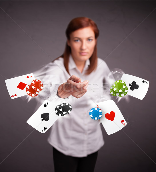 Foto stock: Mulher · jovem · jogar · pôquer · cartões · batatas · fritas · bastante
