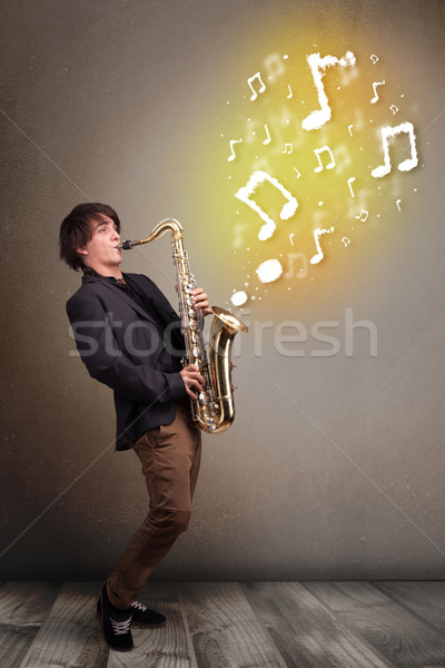 Gut aussehend Musiker spielen Saxophon Musiknoten jungen Stock foto © ra2studio