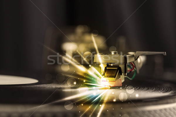 音樂播放器 播放 乙烯 發光 線 需要 商業照片 © ra2studio