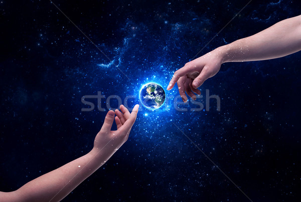 Mâini spaţiu atingere Planet Earth masculin dumnezeu Imagine de stoc © ra2studio