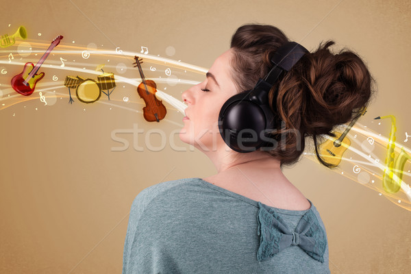 Auriculares escuchar música bastante mujer música Foto stock © ra2studio