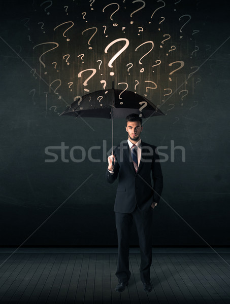 Foto stock: Empresario · paraguas · signos · de · interrogación · hombre · tormenta