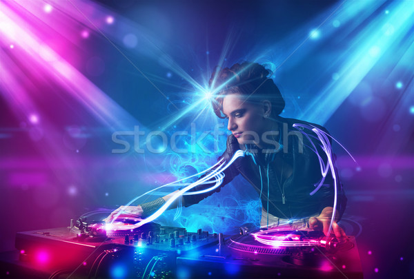 Energic fată muzică puternic efecte de lumină petrecere Imagine de stoc © ra2studio