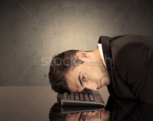 Foto stock: Frustrado · cabeza · teclado · triste · deprimido · oficinista