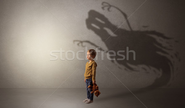 Scary Geist Schatten hinter kid dunkel Stock foto © ra2studio