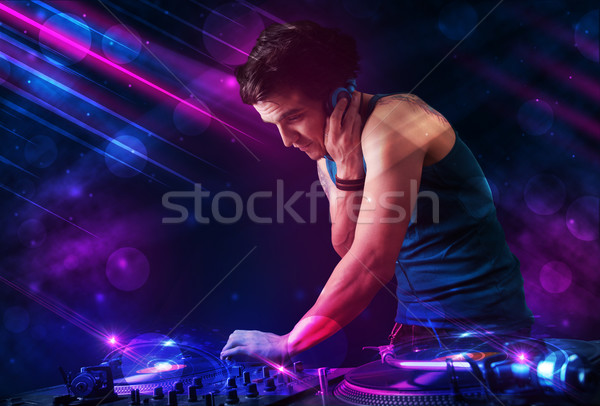 Jovem jogar toca-discos cor efeitos de luz atraente Foto stock © ra2studio