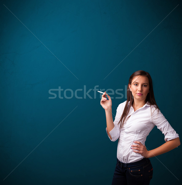 Foto stock: Mujer · hermosa · fumar · cigarrillo · espacio · de · la · copia · hermosa