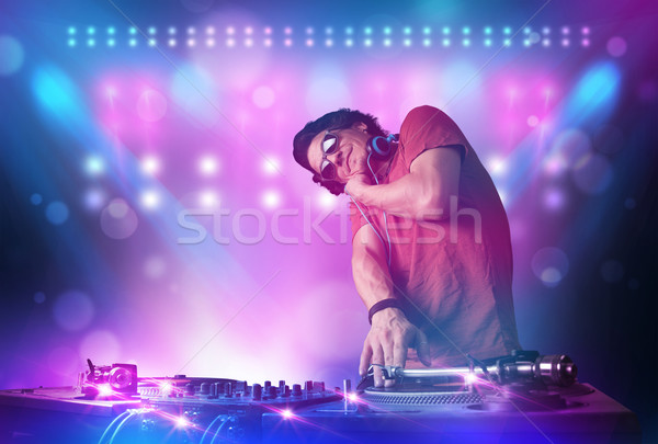 Foto stock: Discotecário · música · toca-discos · etapa · luzes · jovem