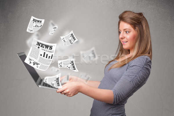 Foto stock: Casual · bastante · mulher · jovem · caderno · leitura · explosivo