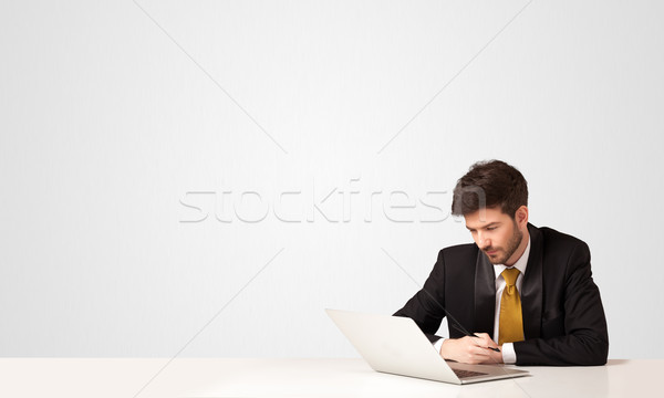 Stok fotoğraf: Iş · adamı · beyaz · oturma · tablo · dizüstü · bilgisayar · iş