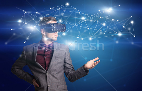 Om de afaceri virtual realitate ochelari de protectie reţea Imagine de stoc © ra2studio