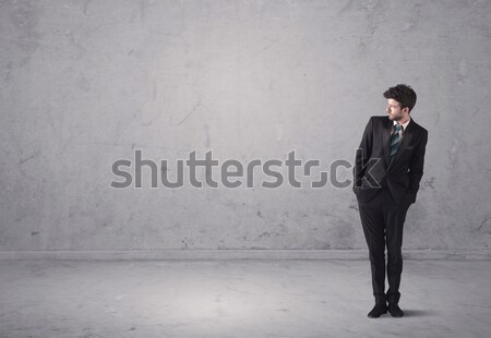 Jungen Geschäftsmann stehen verwechselt überrascht Umsatz Stock foto © ra2studio