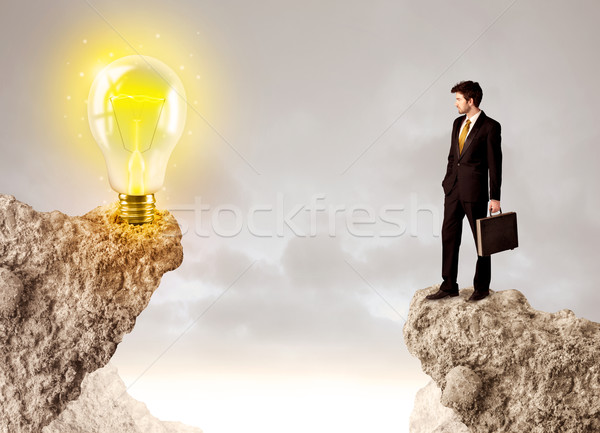 Zakenman rock berg idee lamp permanente Stockfoto © ra2studio