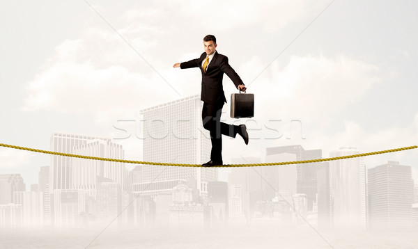 Om de afaceri echilibrare frânghie tineri elegant Imagine de stoc © ra2studio