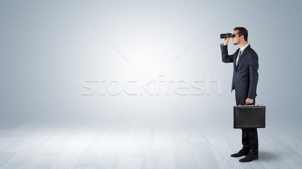 Homem olhando para a frente empresário binóculo Foto stock © ra2studio