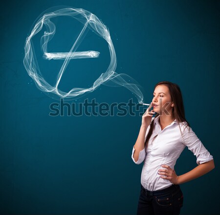 Foto stock: Jovem · senhora · fumador · insalubre · cigarro