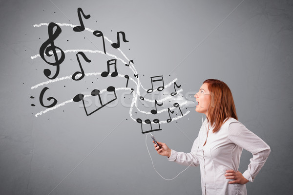 Foto stock: Atractivo · jóvenes · dama · cantando · escuchar · música · notas · musicales