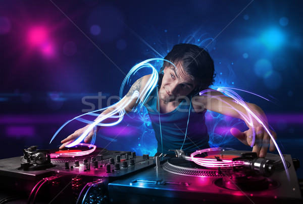 Foto stock: Discotecário · jogar · música · efeitos · de · luz · luzes · jovem