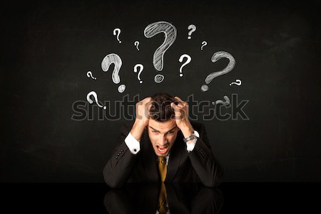 Foto stock: Sesión · empresario · signos · de · interrogación · deprimido · fondo · jóvenes