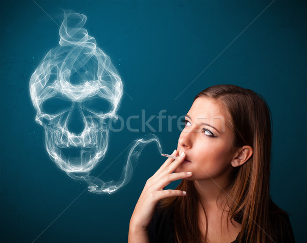 Fumat ţigară toxic craniu Imagine de stoc © ra2studio