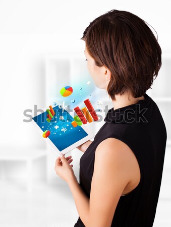 Stockfoto: Jonge · vrouw · naar · moderne · tablet · kleurrijk · diagrammen