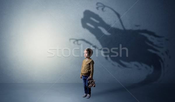Scary spook schaduw achter kid donkere Stockfoto © ra2studio