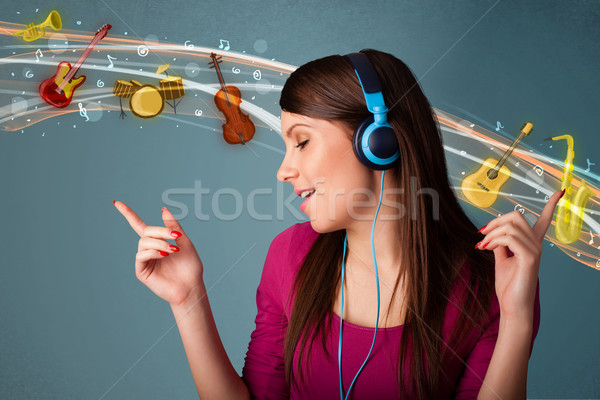 Mulher jovem fones de ouvido ouvir música bastante mulher música Foto stock © ra2studio