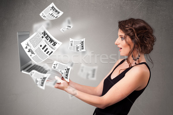 Przypadkowy młoda kobieta notebooka czytania wybuchowy nowego Zdjęcia stock © ra2studio