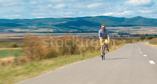 Doğal genç bisikletçi şaşırtıcı görmek şık Stok fotoğraf © ra2studio