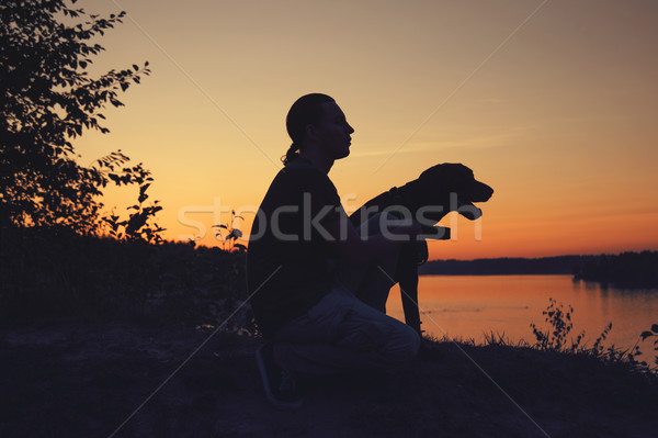 Prietenii apus om câine mers lac Imagine de stoc © raduga21