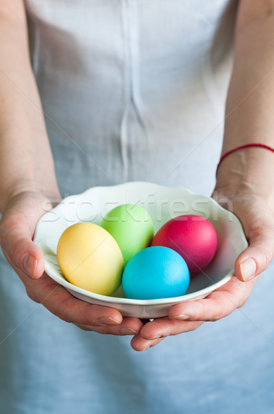 Foto stock: Ovos · de · páscoa · mãos · tigela · colorido · ovos