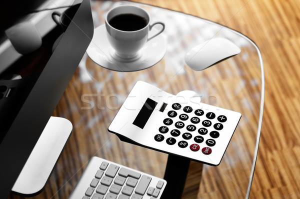 Mesa de escritório computador calculadora copo café vidro Foto stock © rafalstachura