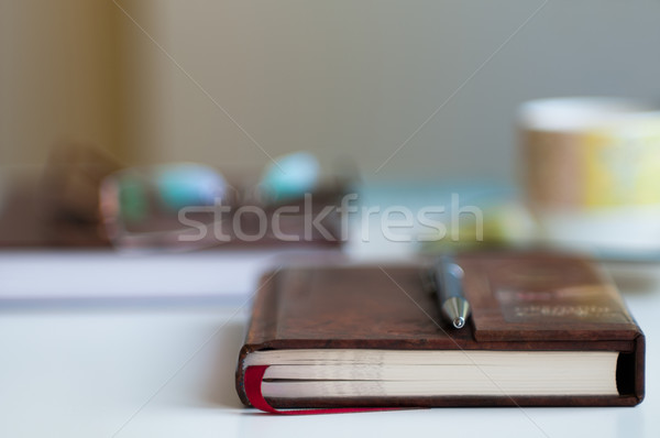 Stock foto: Buch · Schreibtisch · verschwommen · seicht · Business