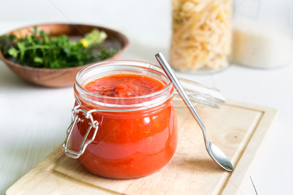 Foto stock: Salsa · de · tomate · jar · blanco · mesa · de · madera · frescos · casero