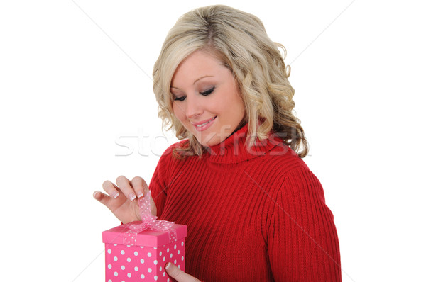 Fiatal nő rózsaszín ajándék doboz nyitás valentin nap izolált Stock fotó © RandallReedPhoto