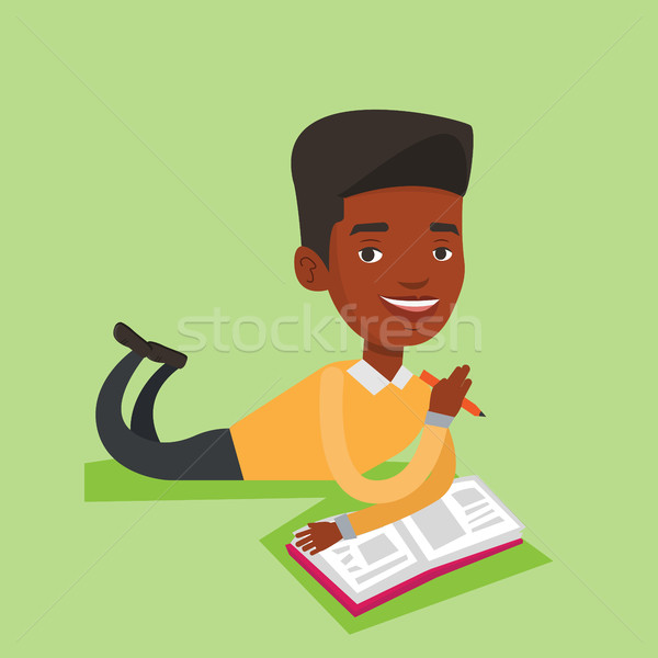 Student leggen vloer lezing boek glimlachend Stockfoto © RAStudio