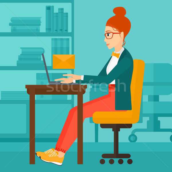 商業照片: 女子 · 電子郵件 · 坐在 · 表 · 筆記本電腦