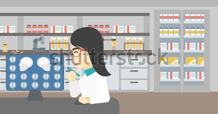 Médico mri escanear Asia femenino mirando Foto stock © RAStudio