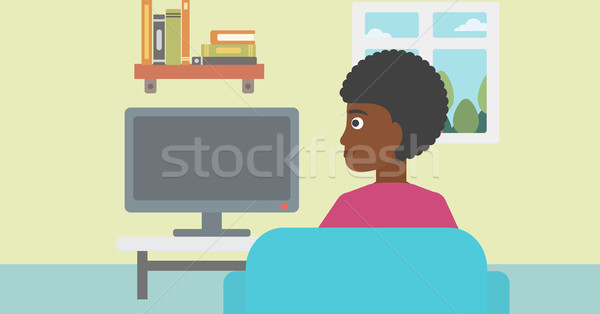 Mujer viendo tv sesión sofá salón Foto stock © RAStudio