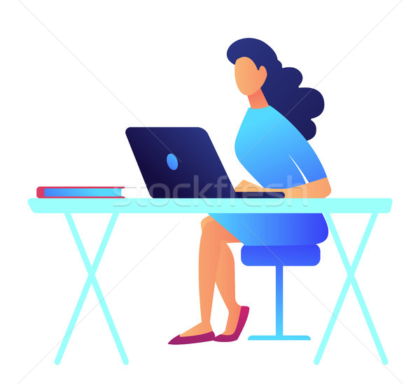 Imagine de stoc: Femeie · de · afaceri · parul · inchis · la · culoare · lucru · laptop · birou