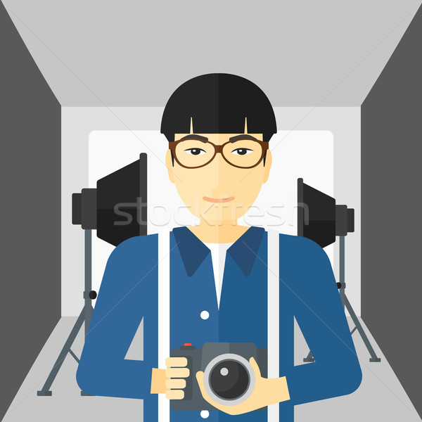 Souriant photographe caméra asian homme Photo stock © RAStudio