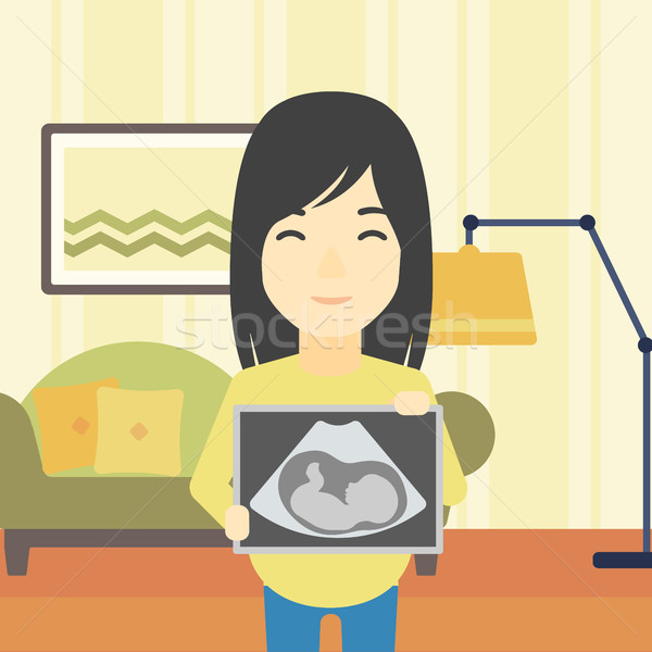Femeie gravida ultrasunete imagine asiatic în picioare camera de zi Imagine de stoc © RAStudio