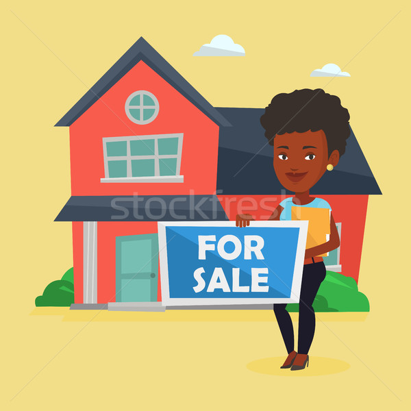 Młodych kobiet pośrednik w sprzedaży nieruchomości oferowanie domu Zdjęcia stock © RAStudio