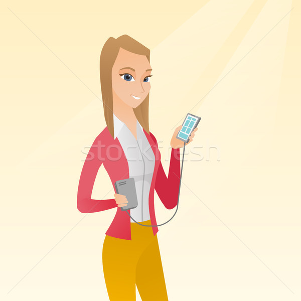 Femeie smartphone portabil acumulator tineri caucazian Imagine de stoc © RAStudio