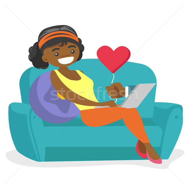 Vrouw dating online met behulp van laptop jonge virtueel Stockfoto © RAStudio