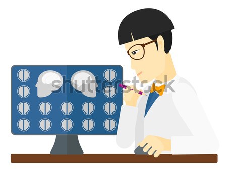 Médico mri resultados mirando escanear pantalla del ordenador Foto stock © RAStudio