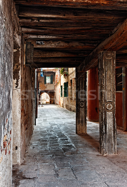 Ingust clădirilor rutier perete stradă Imagine de stoc © RazvanPhotography