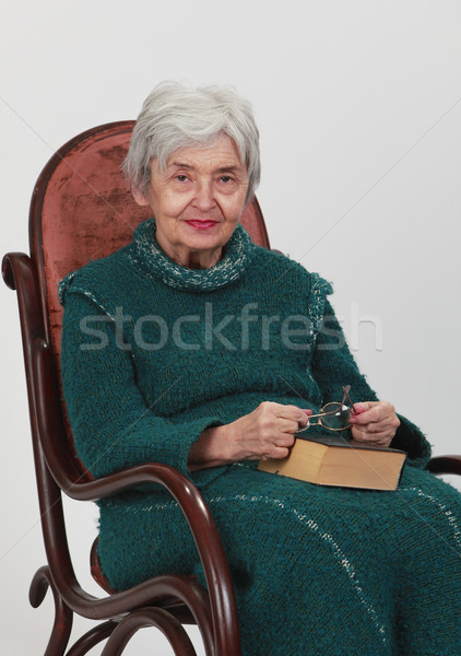 Oude vrouw afbeelding vergadering schommelstoel gesloten boek Stockfoto © RazvanPhotography