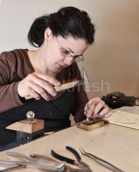 Femminile gioielliere lavoro primo piano immagine pezzo Foto d'archivio © RazvanPhotography