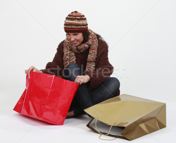 Jonge vrouw zoeken geschenken gelukkig zak winkelen Stockfoto © RazvanPhotography